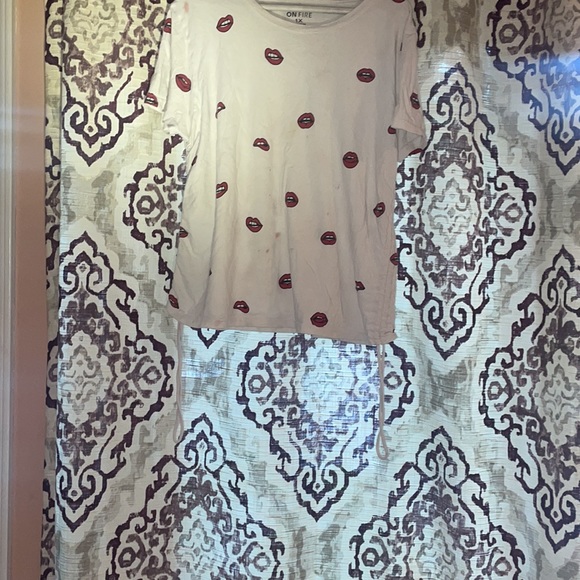 This is a women  shirt. 100% cotton. Draw string kissy lip - Picture 2 of 2